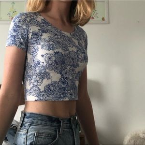 Adorable cropped china print tee 💜💜